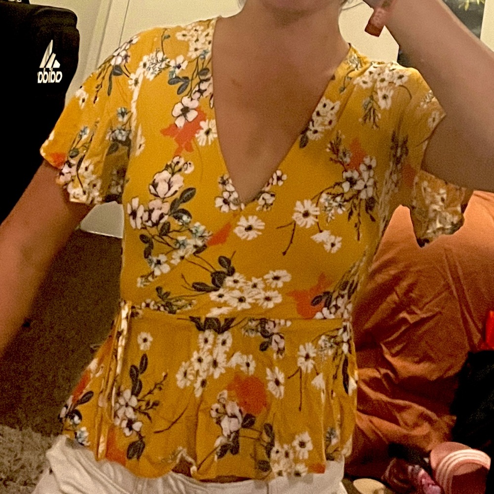 Floral yellow fit and flare top 🌼